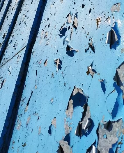 Alkyd enamel on a galvanized surface