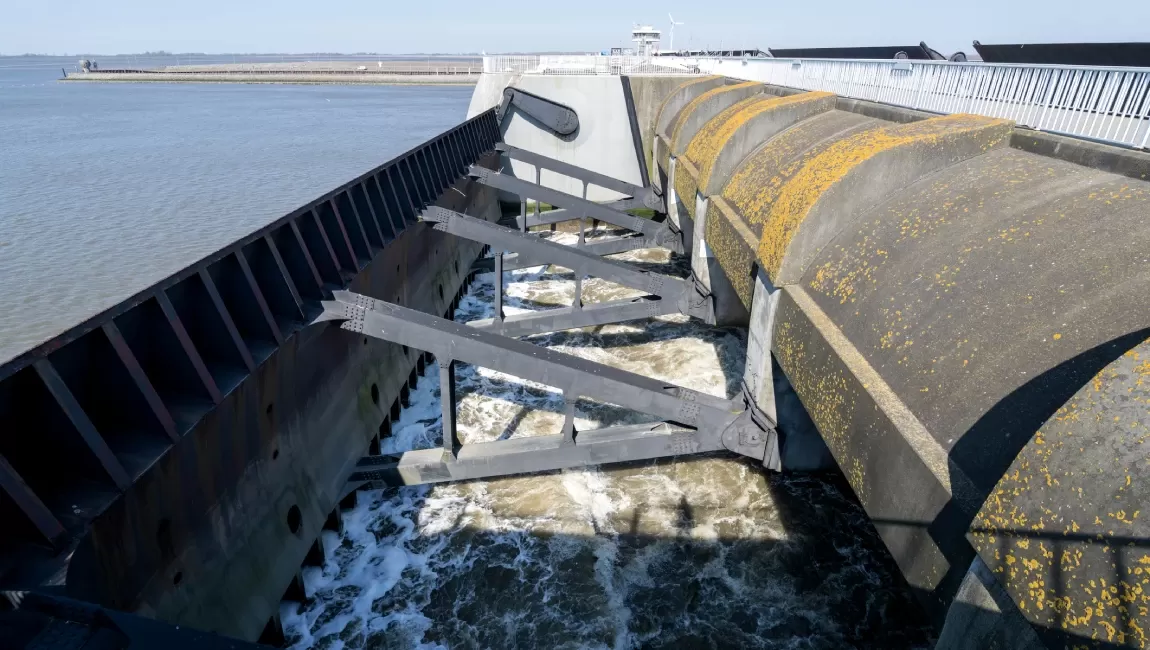 Anti‑corrosion protection systems for hydraulic structures