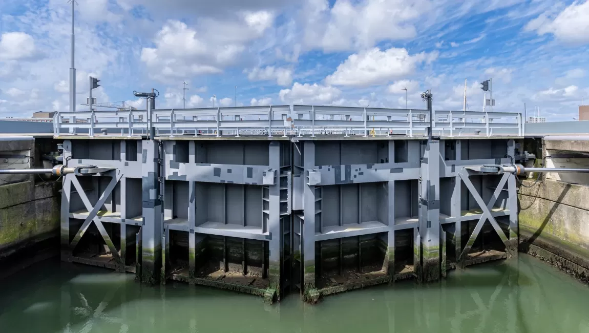 Anti‑corrosion protection systems for hydraulic structures