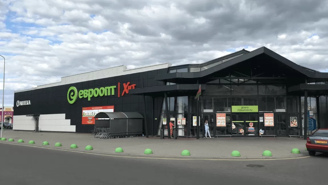 Painting of urban infrastructure elements